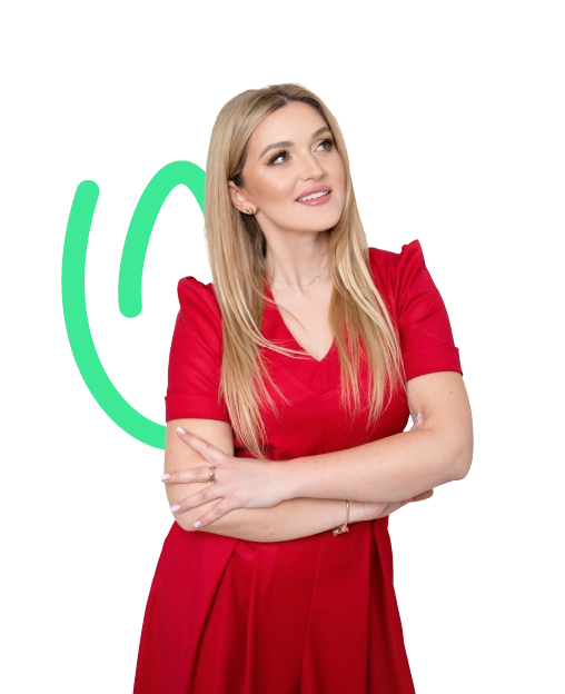 Uśmiechnięta blondynka w czerwonej sukience, skrzyżowane ramiona, patrzy w górę; ciemne tło z zielonym logo w kształcie pętli.