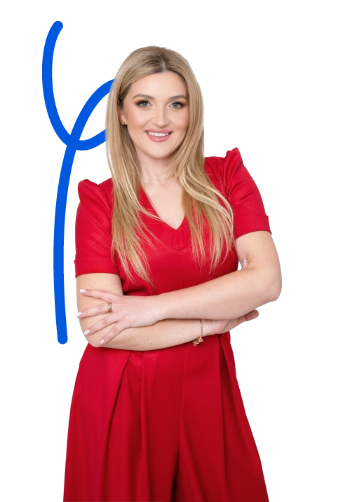 Kobieta z długimi blond włosami w czerwonej sukience, ze skrzyżowanymi ramionami, uśmiecha się na białym tle.