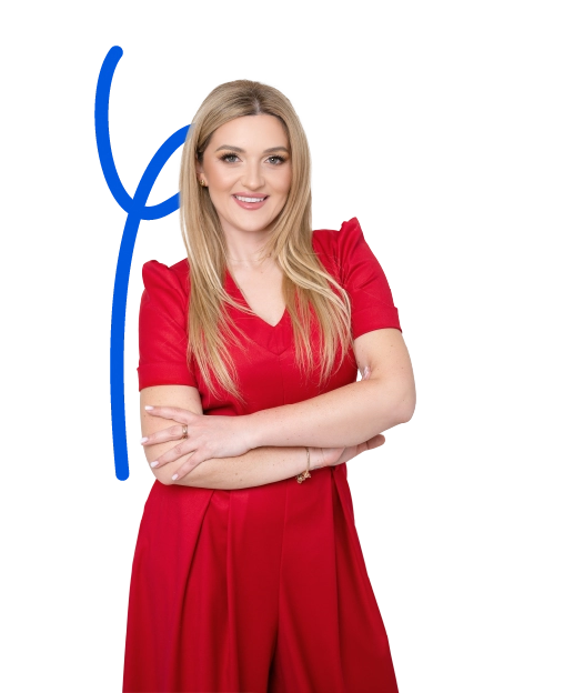 Blondynka w czerwonej sukience, z ramionami skrzyżowanymi, uśmiecha się na białym tle z niebieskimi zakrzywionymi liniami.
